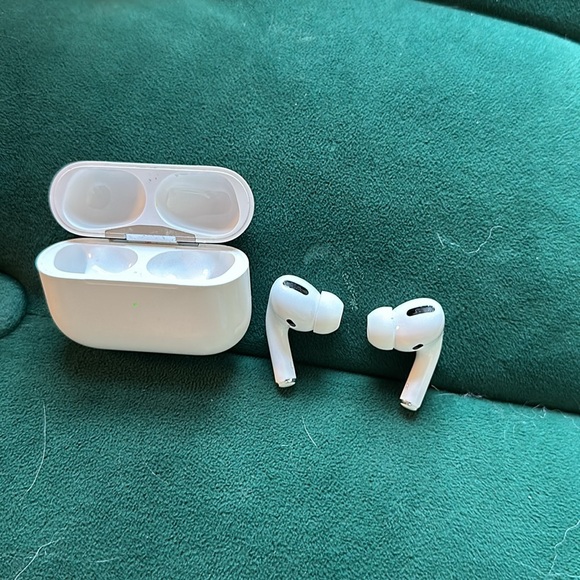 Apple AirPods Pro. Excellent condition. - Picture 5 of 7